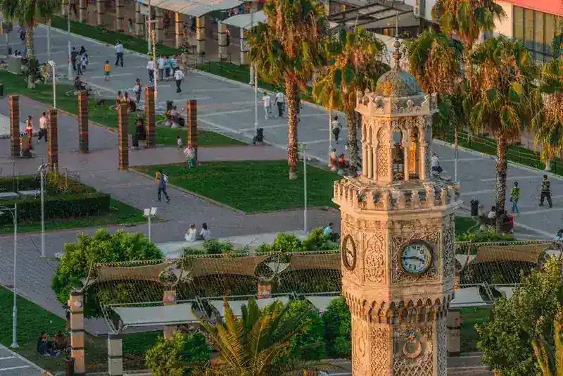 Konak-Platz in Izmir als Ausgangspunkt für Flughafen-Transfers ins Stadtzentrum und an die Küste