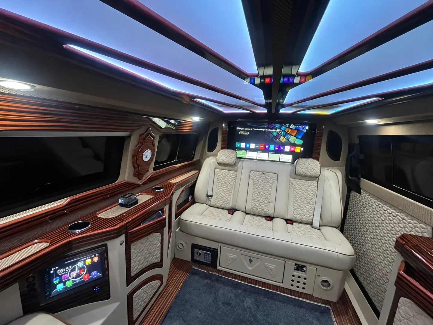 Ekranlı araç içi