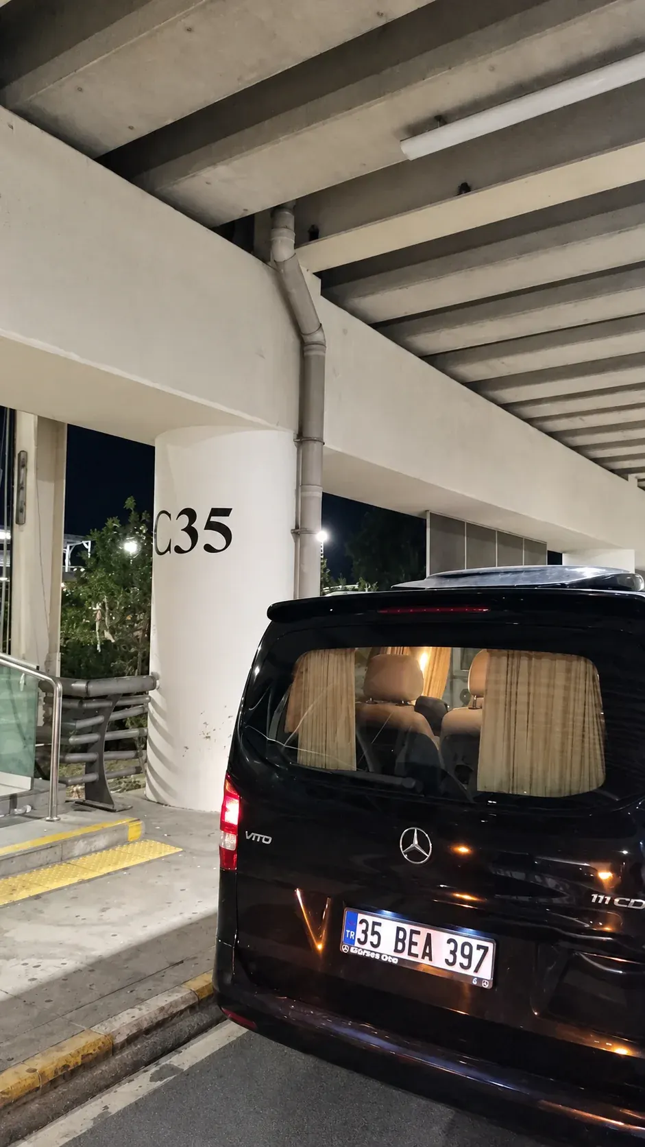 Havalimanında Mercedes Vito